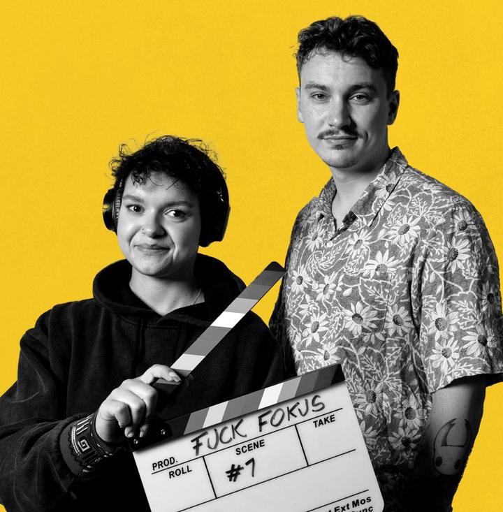 Nessa und Leon mit einer FUCK-FOKUS-Filmklappe